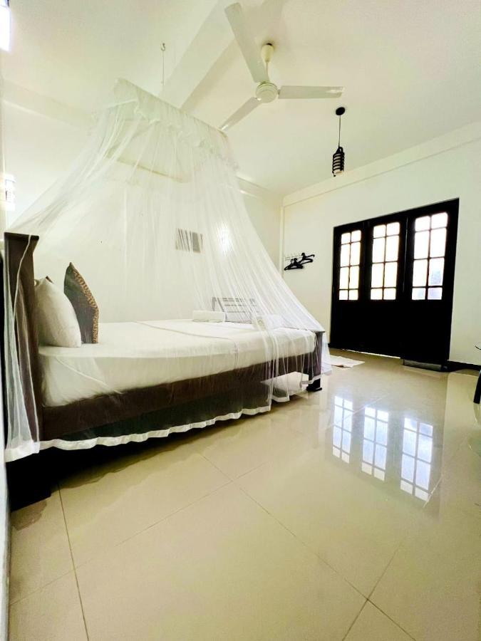 Leen Tangalle Bagian luar foto