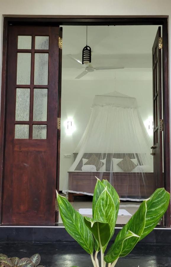 Leen Tangalle Bagian luar foto