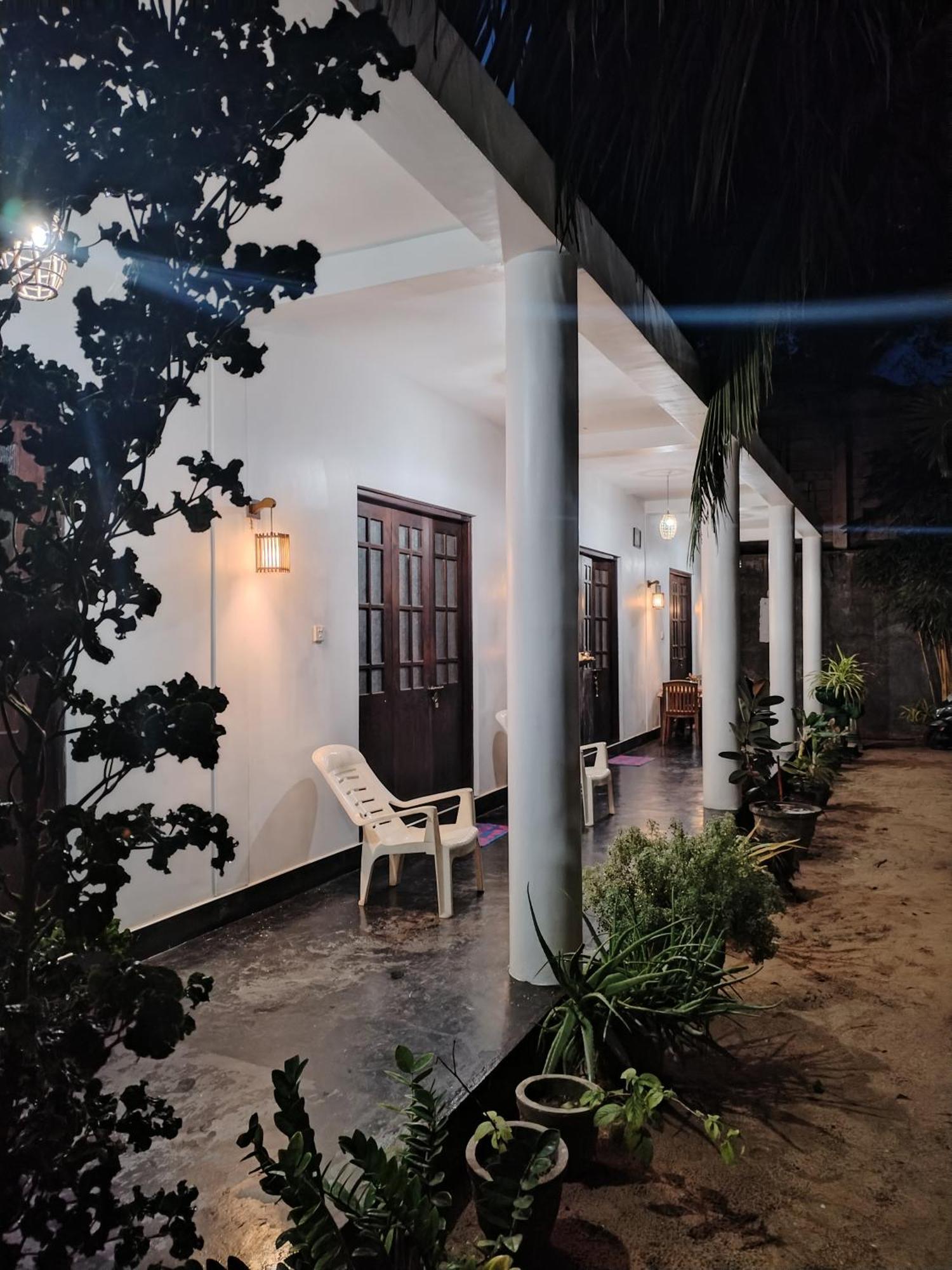 Leen Tangalle Bagian luar foto