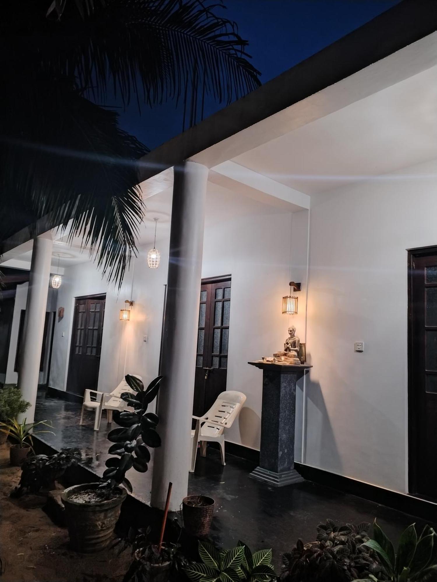 Leen Tangalle Bagian luar foto