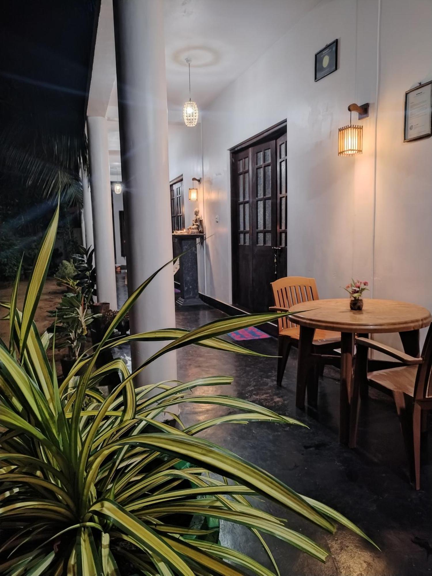 Leen Tangalle Bagian luar foto