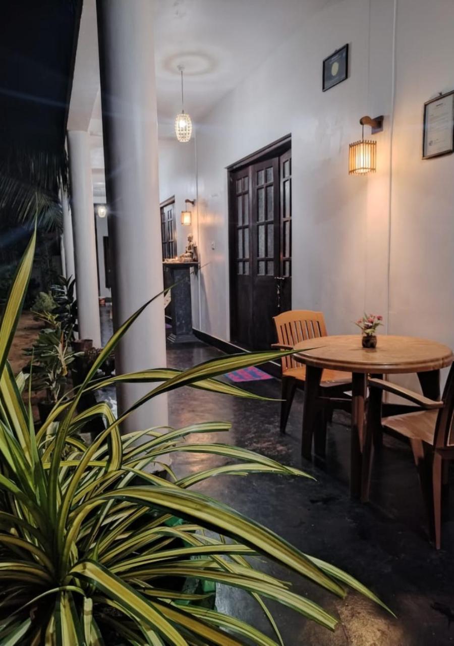 Leen Tangalle Bagian luar foto