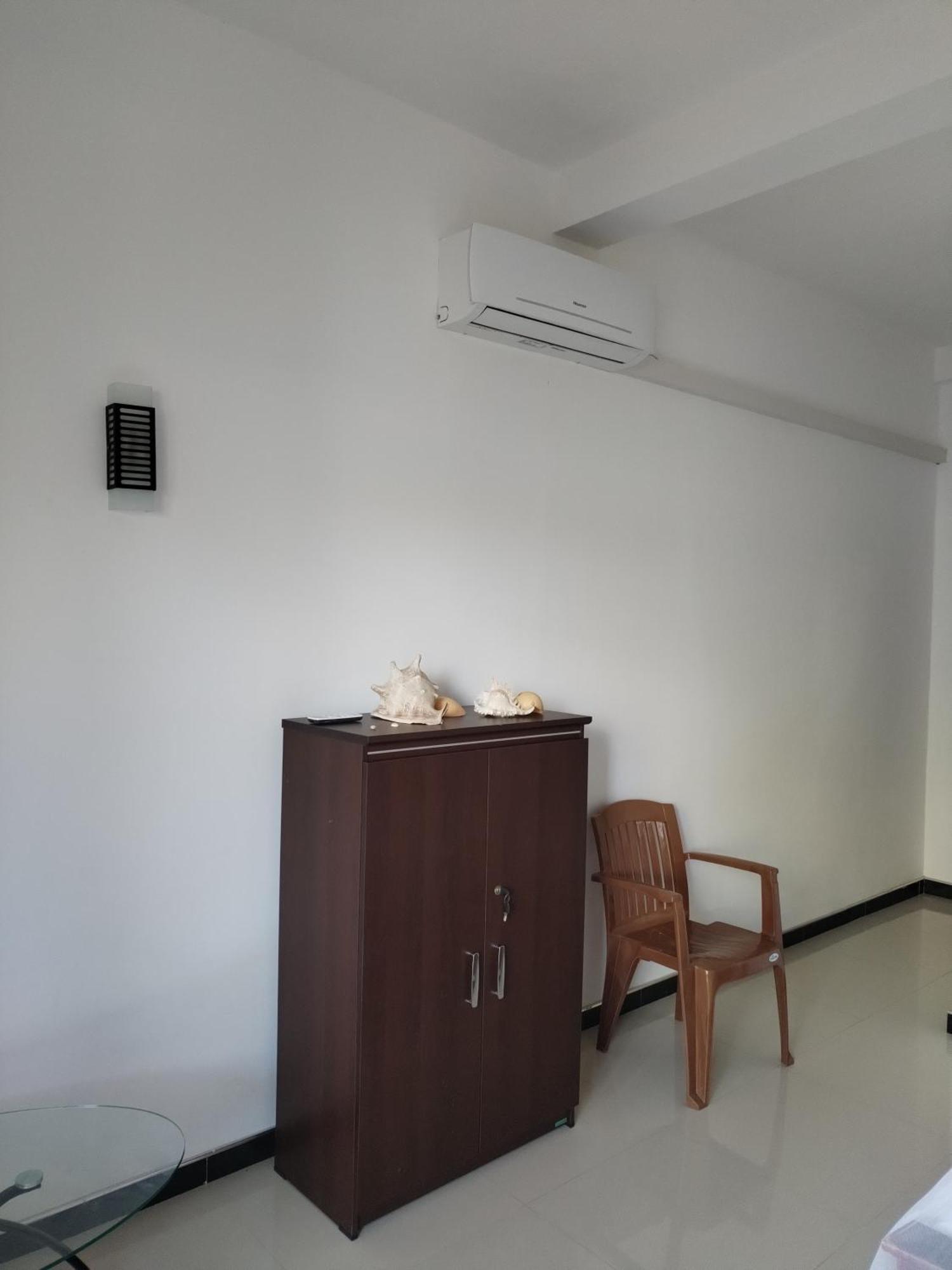 Leen Tangalle Bagian luar foto