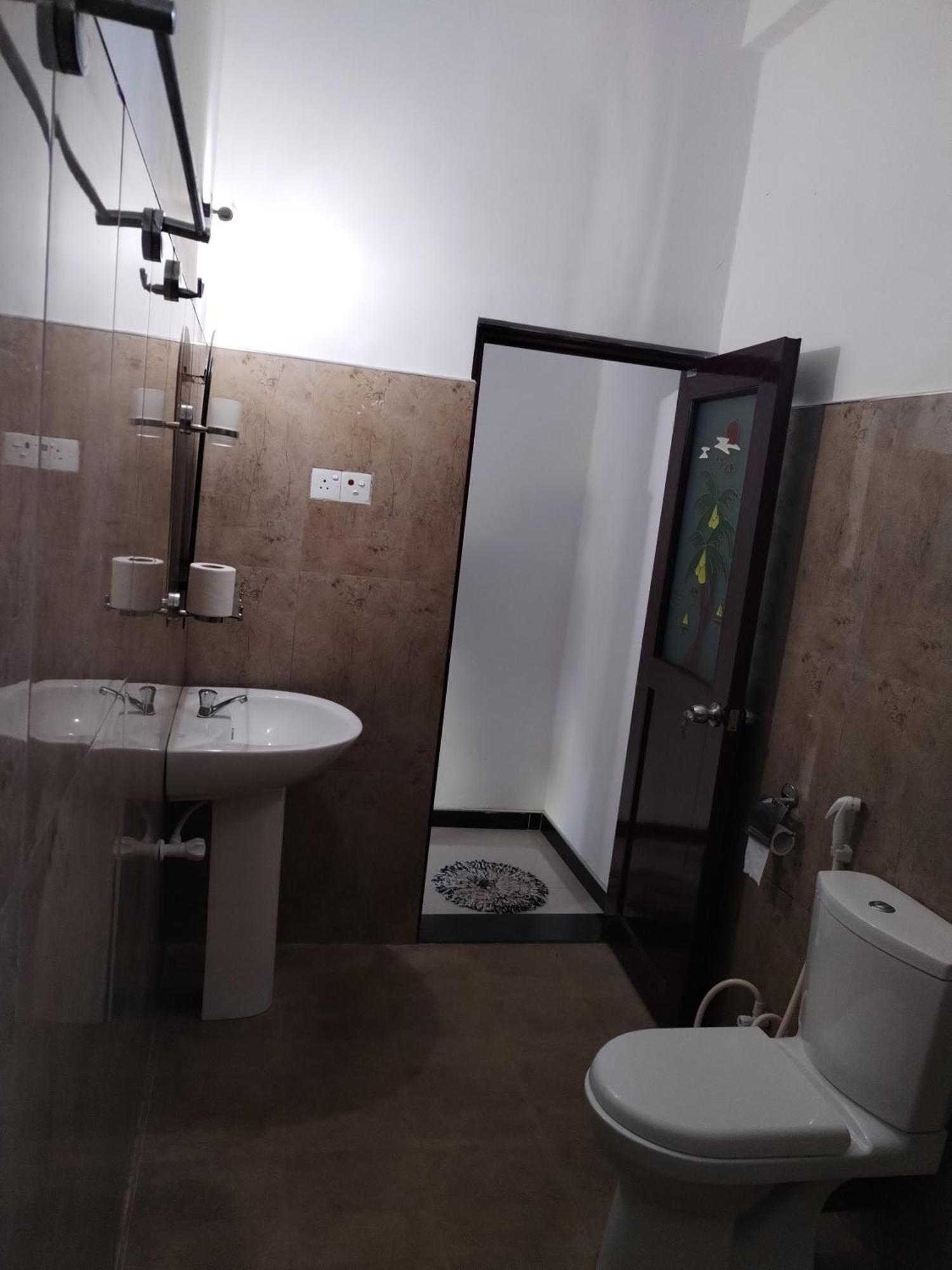 Leen Tangalle Bagian luar foto