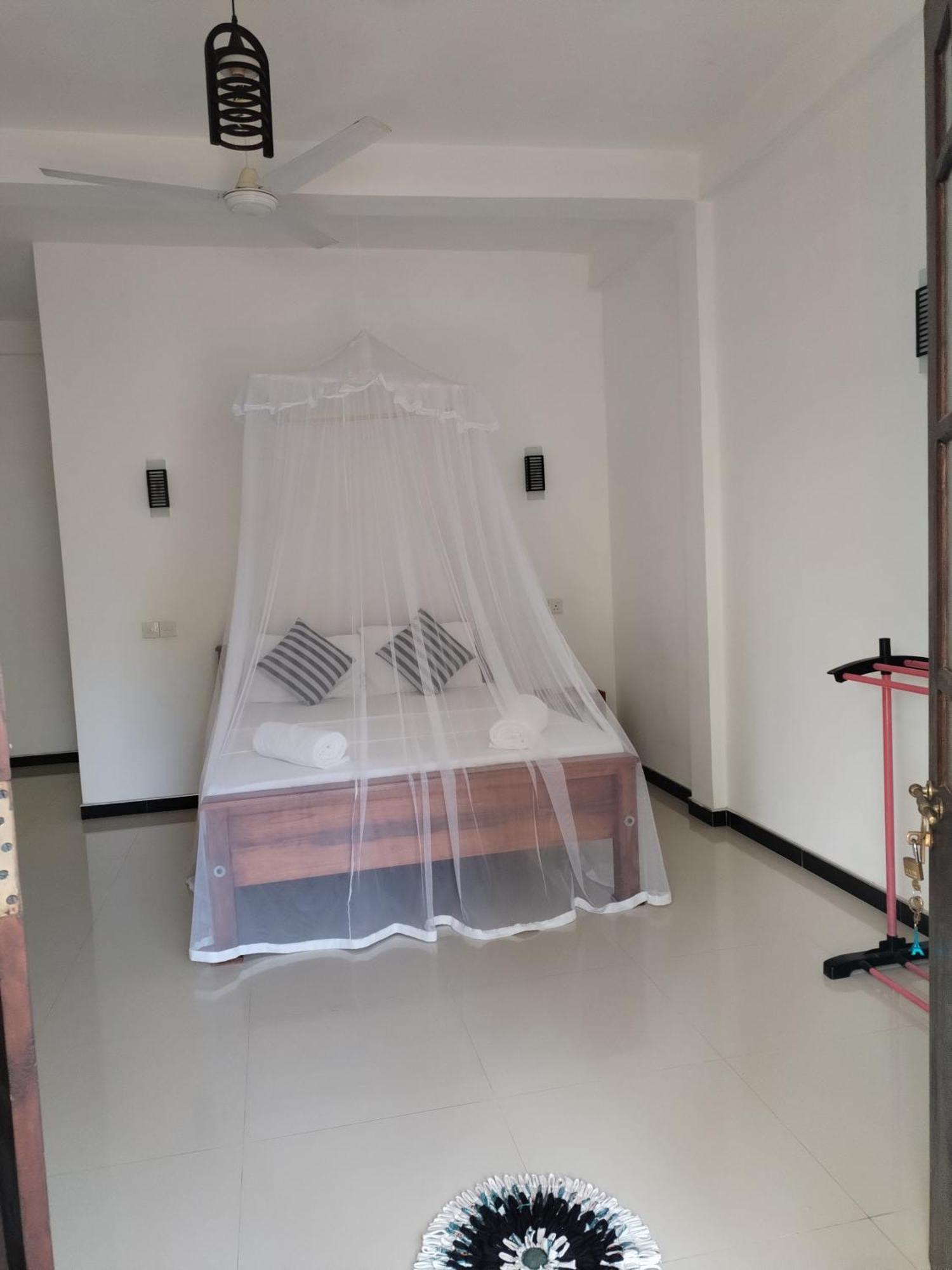 Leen Tangalle Bagian luar foto