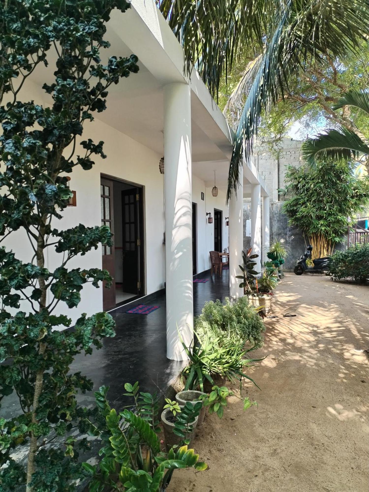 Leen Tangalle Bagian luar foto