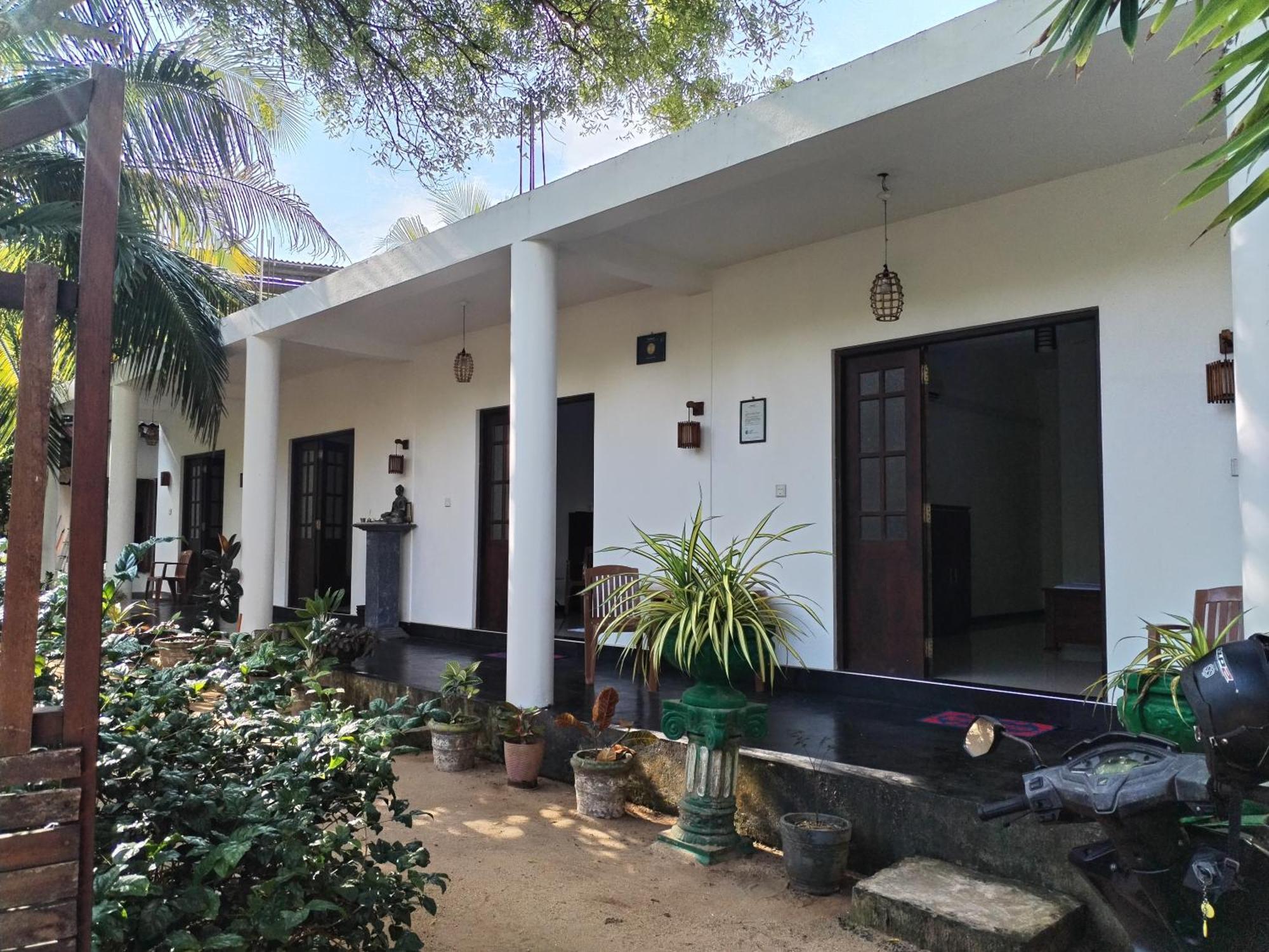 Leen Tangalle Bagian luar foto