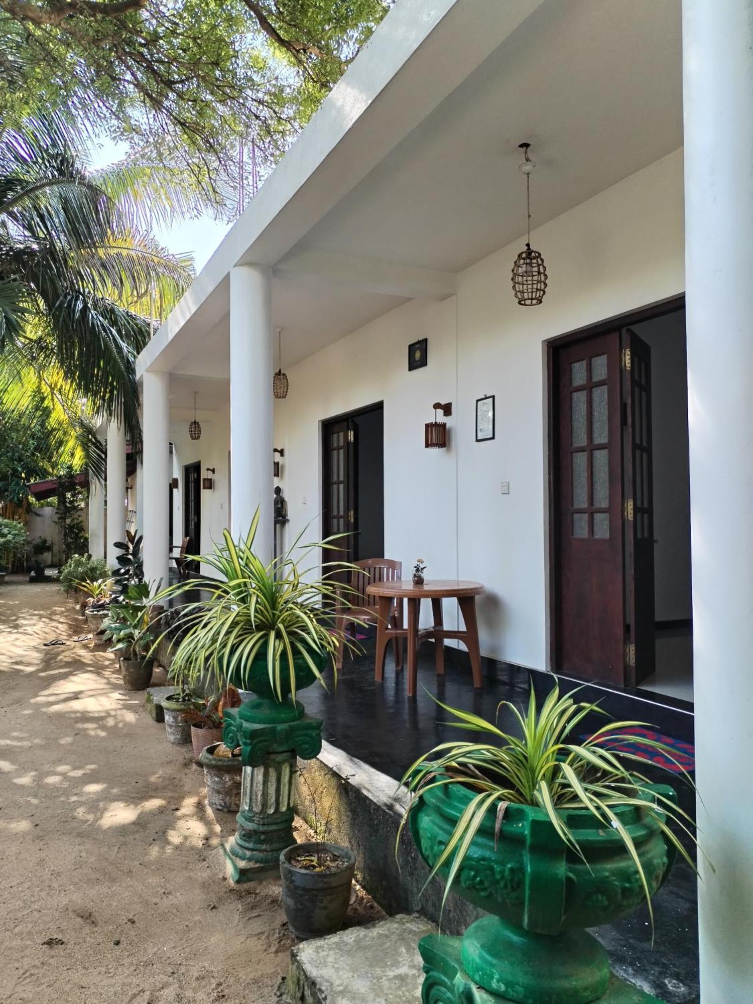 Leen Tangalle Bagian luar foto