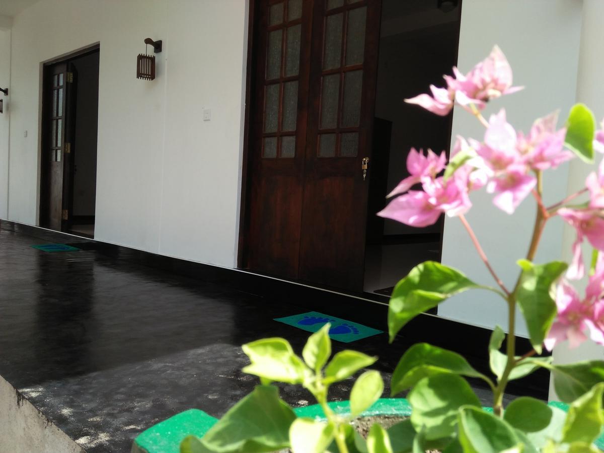 Leen Tangalle Bagian luar foto